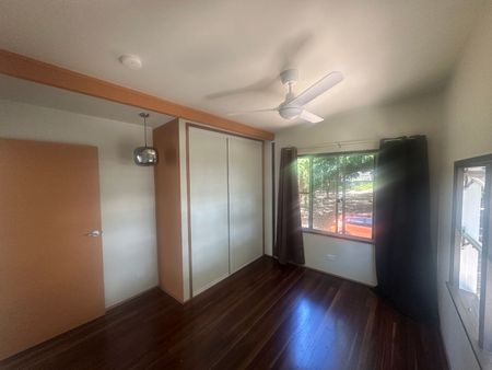 Renovated Coastal Home in Prime Eimeo Location - Photo 3