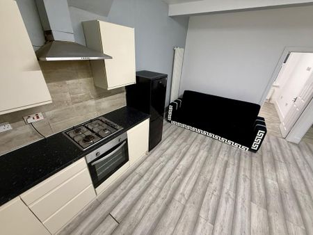 3 bedroom flat to rent - Photo 4