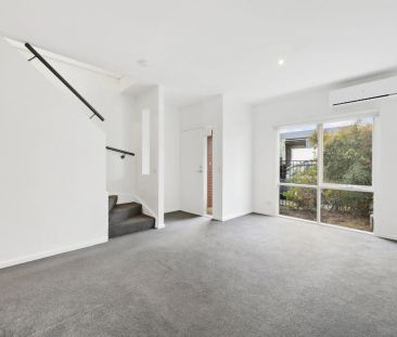 Bright 2-Bedroom Townhouse! - Photo 1