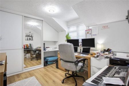 4 bedroom Detached house to rent - Photo 5