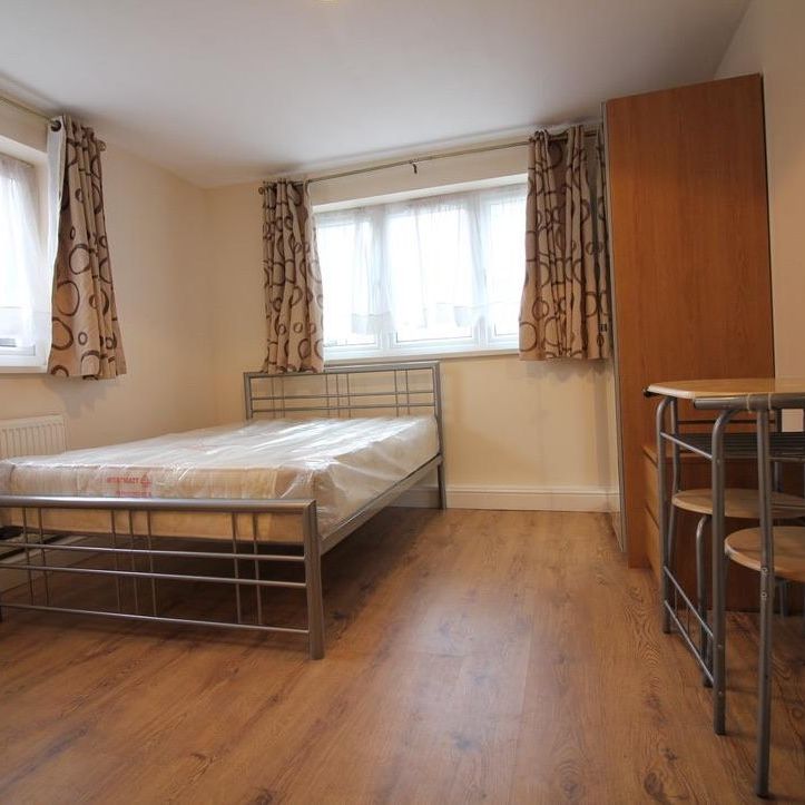 Hanworth Road, Hounslow - Photo 1