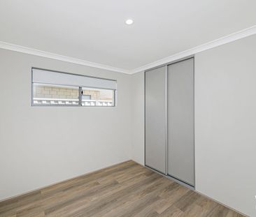 MODERN, STYLISH AND LOW MAINTENANCE 4 BEDROOM HOME! - Photo 3