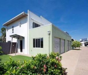 Modern Townhouse in Quiet Complex - Photo 2