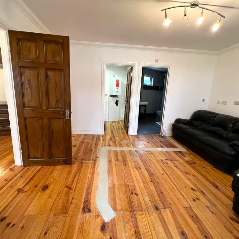 6 bedroom semi-detached house to rent - Photo 1