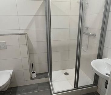 Werdau-ruhiges Zentrum, große 1-Zi.-Whg. mit Wanne, Einbauküche (in... - Photo 1