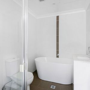 Three bedroom unit - 20% below market rent - Photo 2