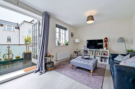 A centrally located two bedroom first floor apartment with private roof terrace. - Photo 2