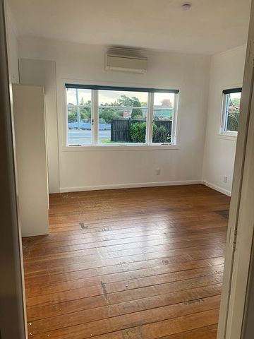 Renovated, 2 bedroom house with parking - Photo 2