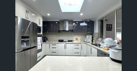 Rare Opportunity: Rent the Entire 5-Bed Property – Main Home + Granny Flat, Massive Space! - Photo 3