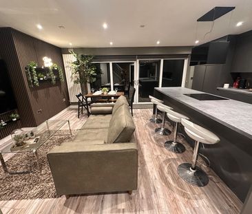 4 Bed Detached House, Runnelfield, HA1 - Photo 2