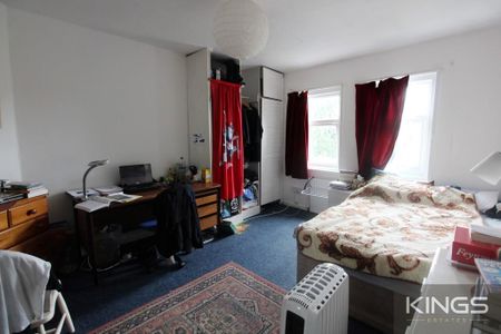 4 bedroom semi-detached house to rent - Photo 2