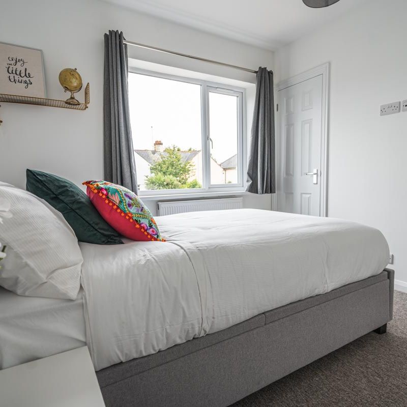 Spacious communal areas, with large drive and established garden - Photo 1