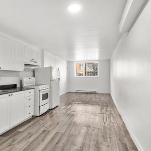 1 Bed, 1 Bath - 4750 Rue Ontario East, Montréal - Photo 2