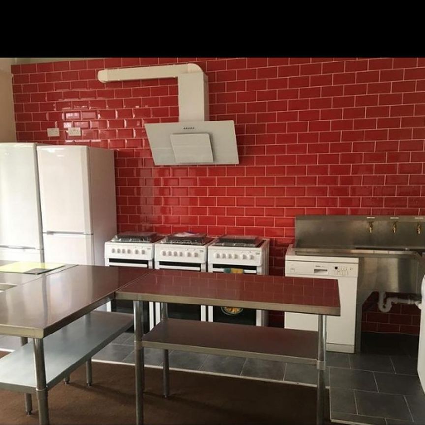 1 bedroom in a house share to rent - Photo 1