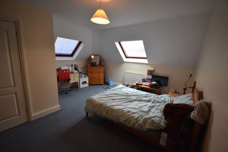 3 Bedroom Flat To Rent in Town Centre - £1,768 pcm Tenancy Info - Photo 2