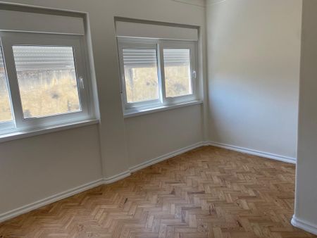 Excellent opportunity to rent a fully renovated 2 bedroom flat, like new, on Estrada de Benfica / next to the side wall of the Lisbon Zoo. - Photo 5