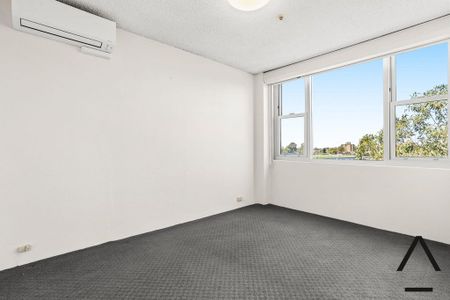 Spacious 2 Bedroom Apartment - Photo 2