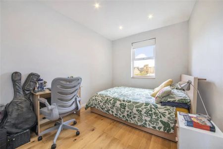 1 bedroom flat in London - Photo 5