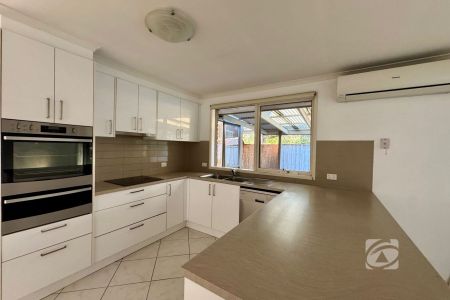 FRESHLY PAINTED COSY 3 BEDROOM HOME - Photo 4