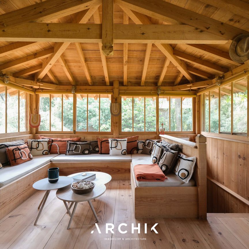 Architecture contemporaine d'inspiration régionaliste, cette maison de 130 m2 et sa dépendance s'étendent sur un terrain de 890 m2 au coeur d'un environnement calme et boisé à deux pas de la plage. - Photo 1