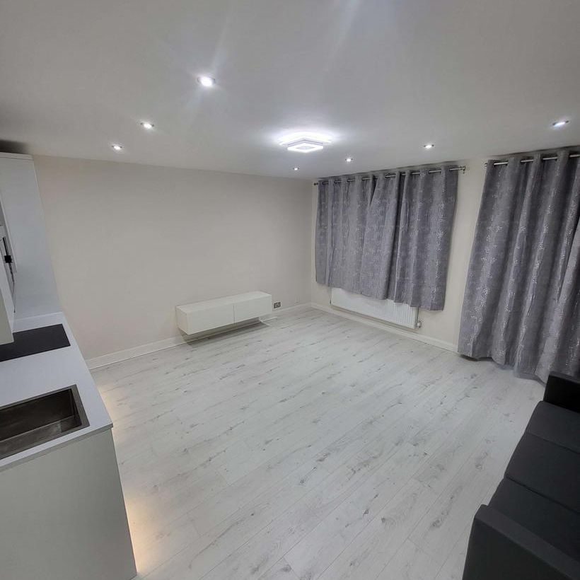 1 bedroom in a flat share to rent - Photo 1