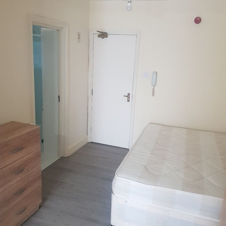 Studio Flat, Station Road, N11 - Photo 1