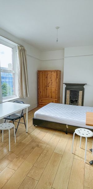 Holloway Road, Islington, London, N7 - Photo 1