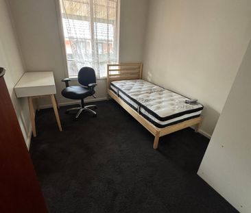 Surrey Downs - Photo 4