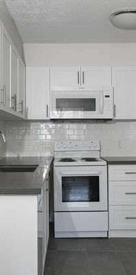 Oct 21- Nov 1❤ Unfurnished 1 bdr Apartment w/ balcony @Bloor and Yonge - Photo 1