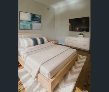 Beautiful 3 Bed room House! Close to the Train and Bus Station! - Photo 3