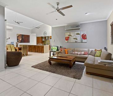 Picturesque Palm Cove Family Home - Photo 5