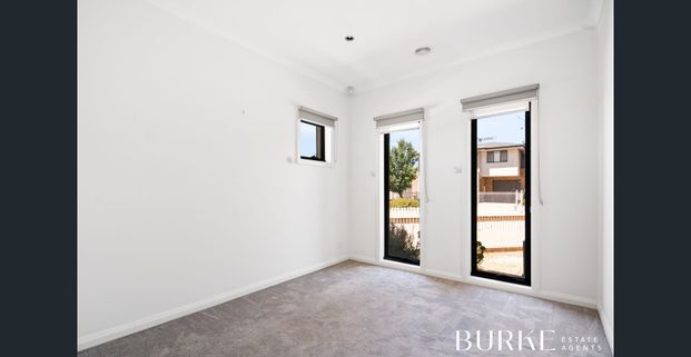 Spacious 4 Bedroom Corner Home with Courtyard - Photo 1