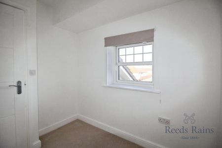 3 bedroom semi-detached house to rent - Photo 4