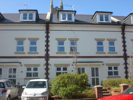 4 Bedroom House To Rent in Town Centre - £2,040 pcm Tenancy Info - Photo 4