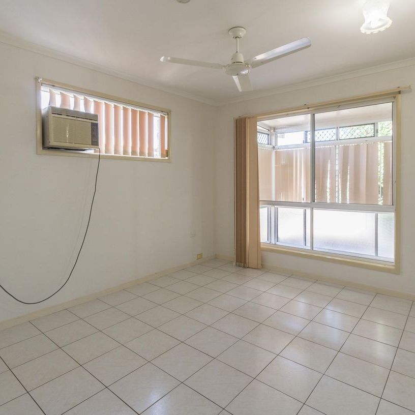 Family Home Close to Shopping Centre - Photo 1