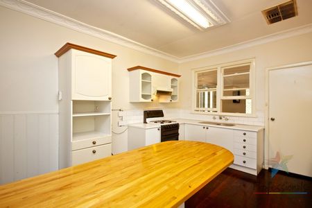 QUAINT COTTAGE HOME! - Photo 4