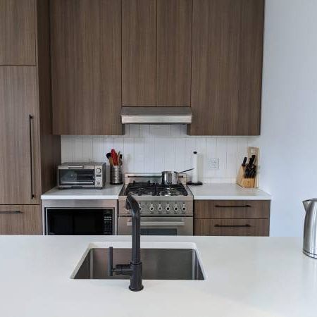 Bright Studio - 588 sqft 10 ft ceilings - Steps from King Ed Skytrain - Photo 4