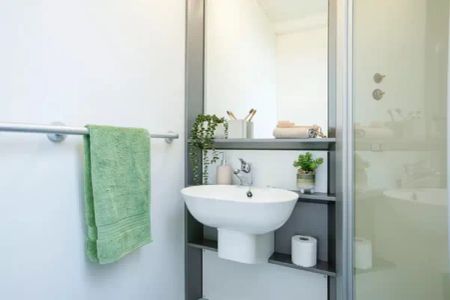 Large Standard Double Ensuite: Three Bed Flat - Photo 5