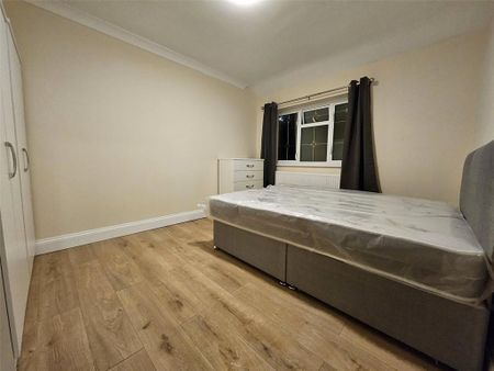 8 bedroom semi-detached house to rent - Photo 2