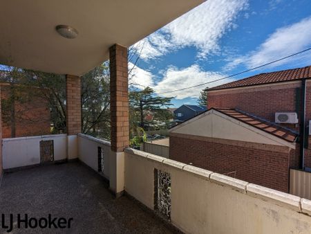 Spacious 3-Bedroom Unit in Quiet Street with Lock up Garage and Built-ins - Photo 3