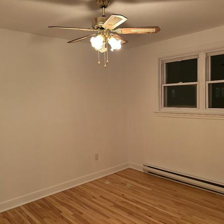 4 1/2 entièrement repeint - 2 chambres - Maizerets - 1200 $/mois - Photo 3