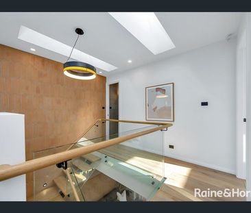 Near new stunning 4-bedroom duplex. - Photo 6