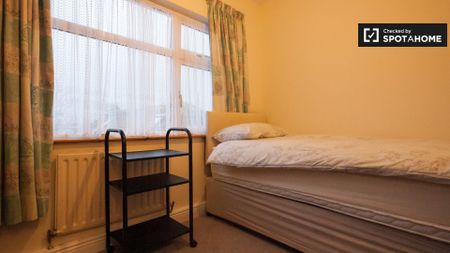 Room for rent in 5-bedroom house in Donaghmede, Dublin - Photo 2