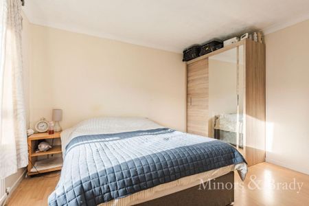 2 bedroom end of terrace house to rent - Photo 3