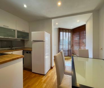 Apartamento amueblado, 3 dormitorios, balcón, zona Palacio de Congr... - Photo 1