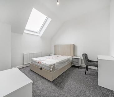 4 bedroom link detached house to rent - Photo 3