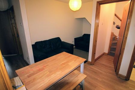 4 bedroom flat to rent - Photo 2