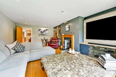 The Stone House is a beautifully presented detached family home located in Peppard Common. - Photo 2