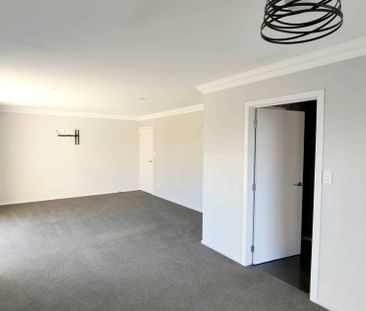 Modern comfort, fantastic location! - Photo 2