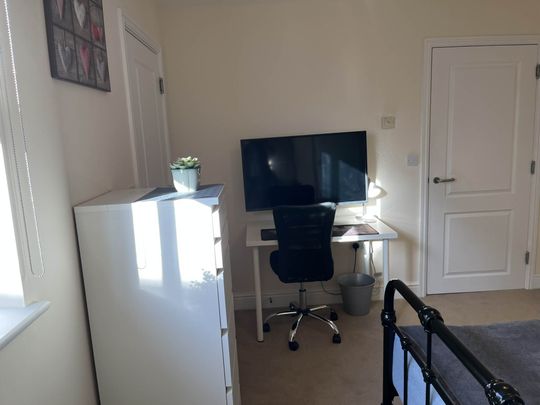 Room 4, Willowbrook, Great George Street, Godalming - Photo 1